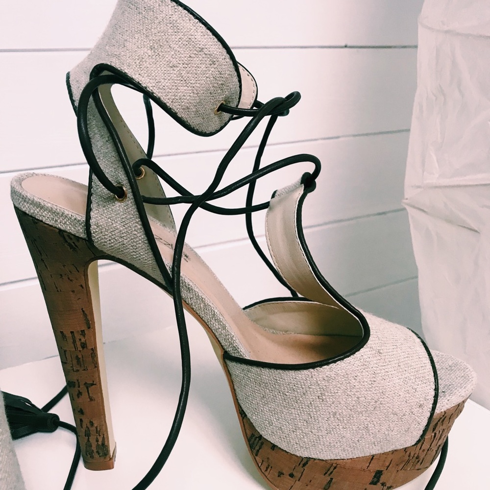 Shoe Dazzle Canvas Beige Wood Pumps Size 7.5